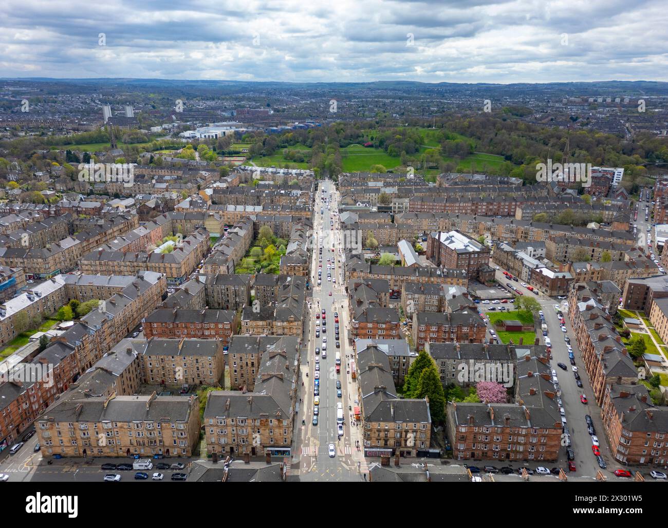 Luftaufnahme des Mietshauses in Govanhill mit Blick auf die Victoria Road in Richtung Queens Park auf der Südseite Glasgow, Schottland, Großbritannien Stockfoto