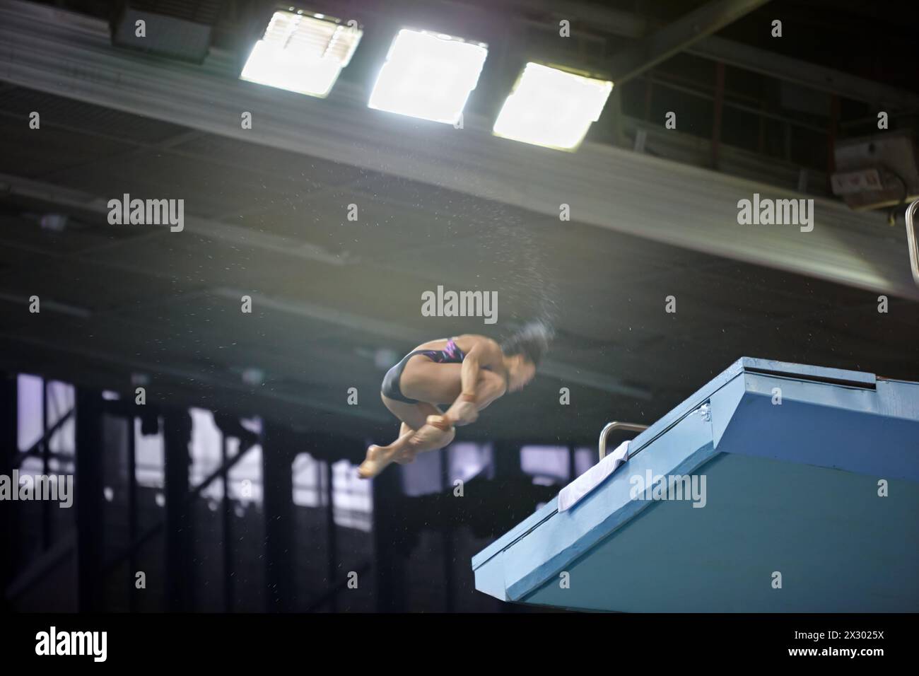 MOSKAU - 13. April: Weibliche Athletin springt vom Tauchturm in Pool of SC Olympic am Tag der dritten Phase der World Series of FINA Diving, 13. April 2012, Mo Stockfoto