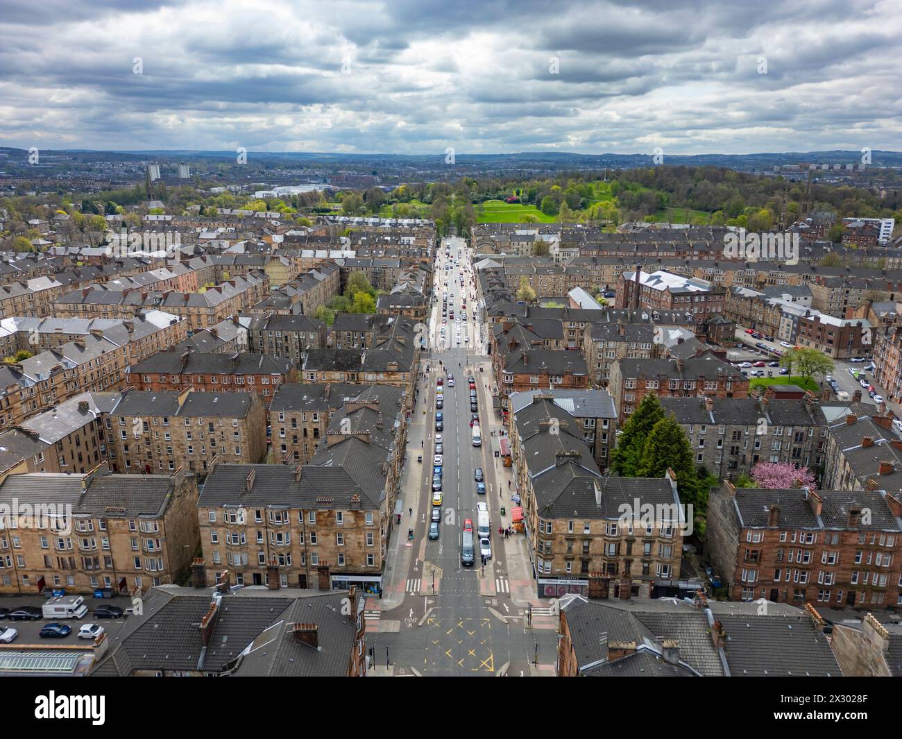 Luftaufnahme des Mietshauses in Govanhill mit Blick auf die Victoria Road in Richtung Queens Park auf der Südseite Glasgow, Schottland, Großbritannien Stockfoto