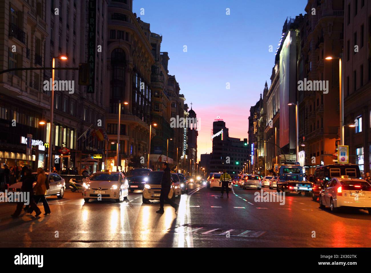 MADRID - 8. MÄRZ: Gran Via in der Nacht am 8. März 2012 in Madrid, Spanien. Die Gran Via gilt inoffiziell als Hauptstraße der spanischen Hauptstadt. Stockfoto