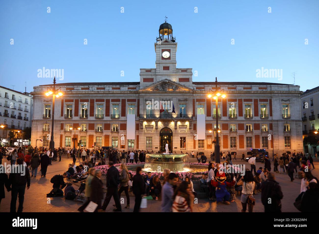 MADRID - 9. MÄRZ: Menschen in der Nähe des Royal Mail House am 9. März 2012 in Madrid, Spanien. Im Jahr 2012 stieg die Zahl der Touristen in den Kurorten Spaniens um das 1,5-fache Stockfoto