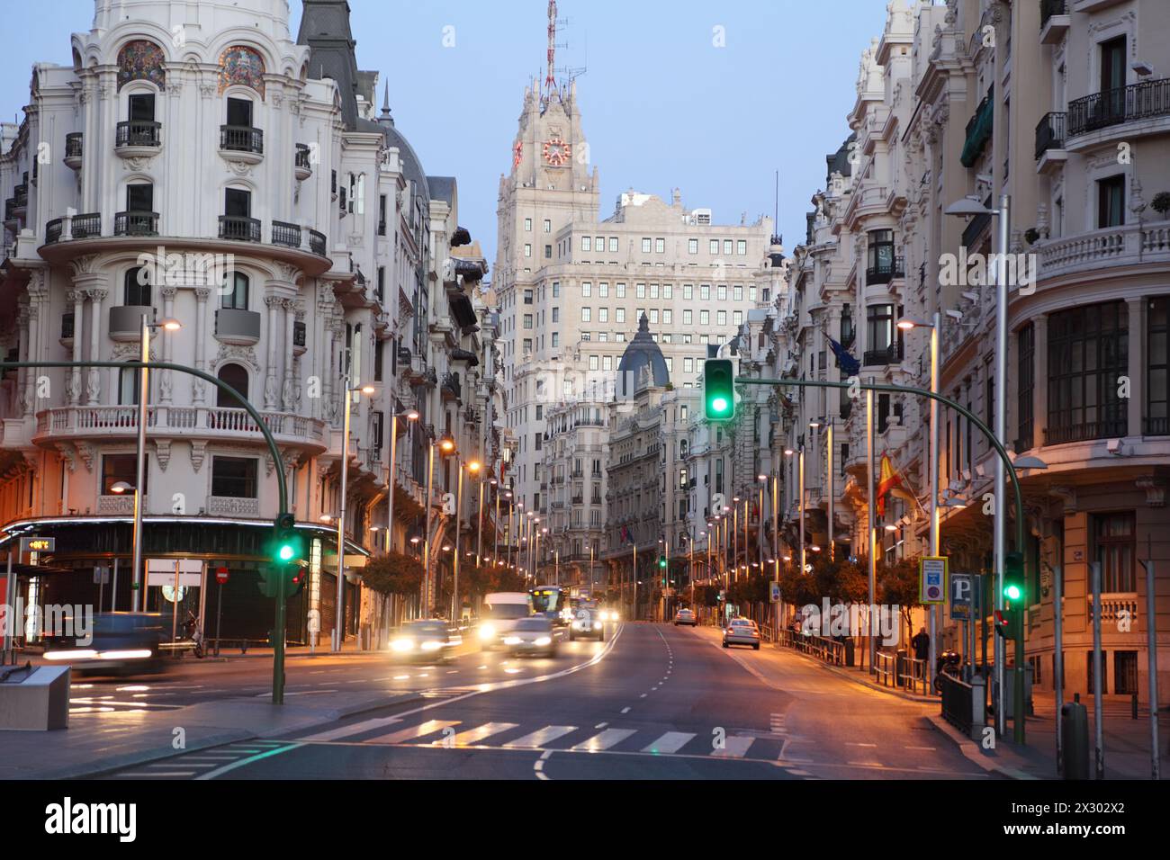 Telefonica-Gebäude an der Gran Via in Madrid, Spanien. Das Telefonica-Gebäude wurde Anfang des XX. Jahrhunderts als erster Wolkenkratzer in Europa angesehen. Stockfoto Telefonica-Gebäude an der Gran Via in Madrid, Spanien. Das Telefonica-Gebäude wurde Anfang des XX. Jahrhunderts als erster Wolkenkratzer in Europa angesehen. Stockfoto