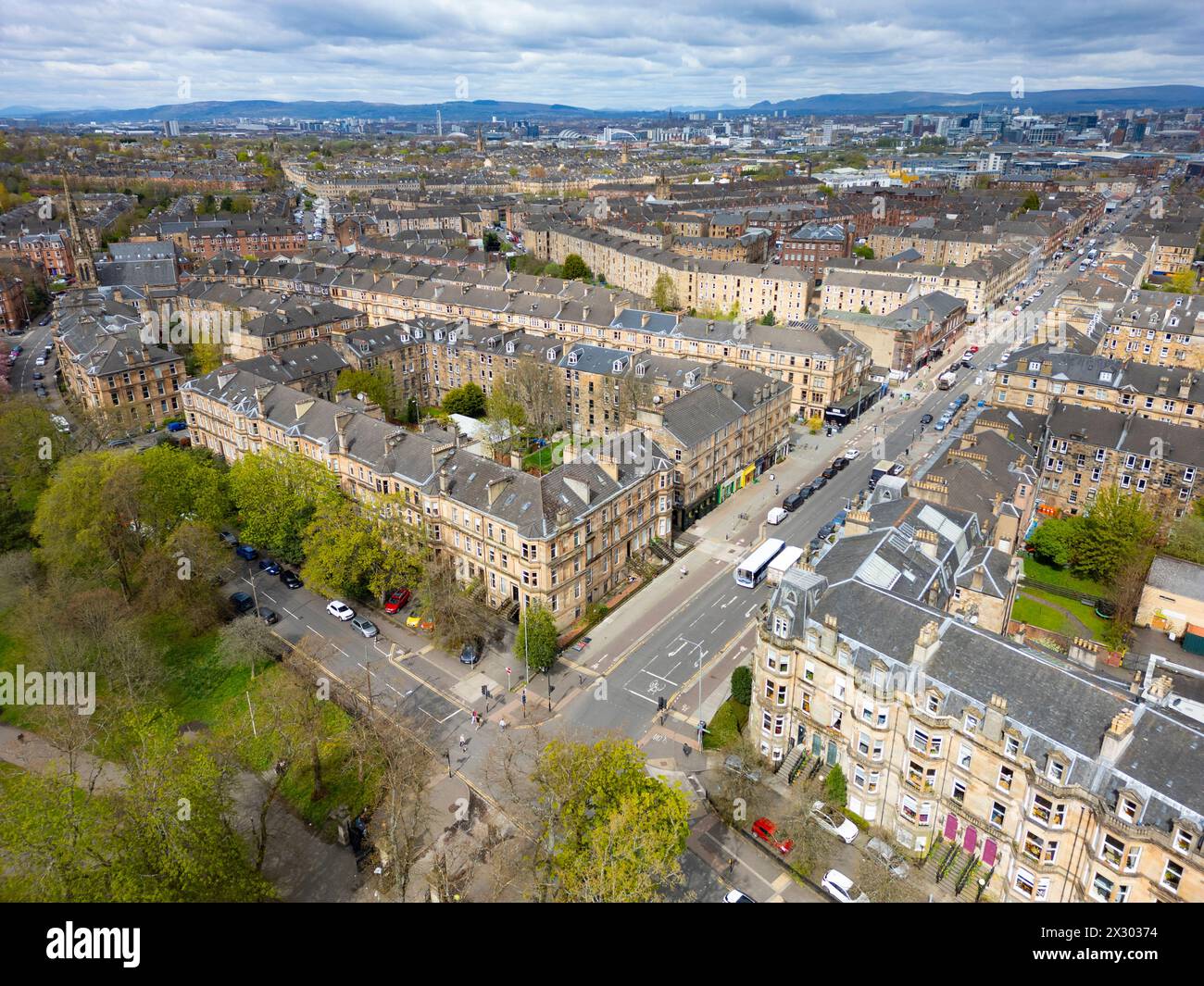 Luftaufnahme des Mietshauses in Govanhill mit Blick auf die Victoria Road auf der Südseite Glasgow, Schottland, Großbritannien Stockfoto