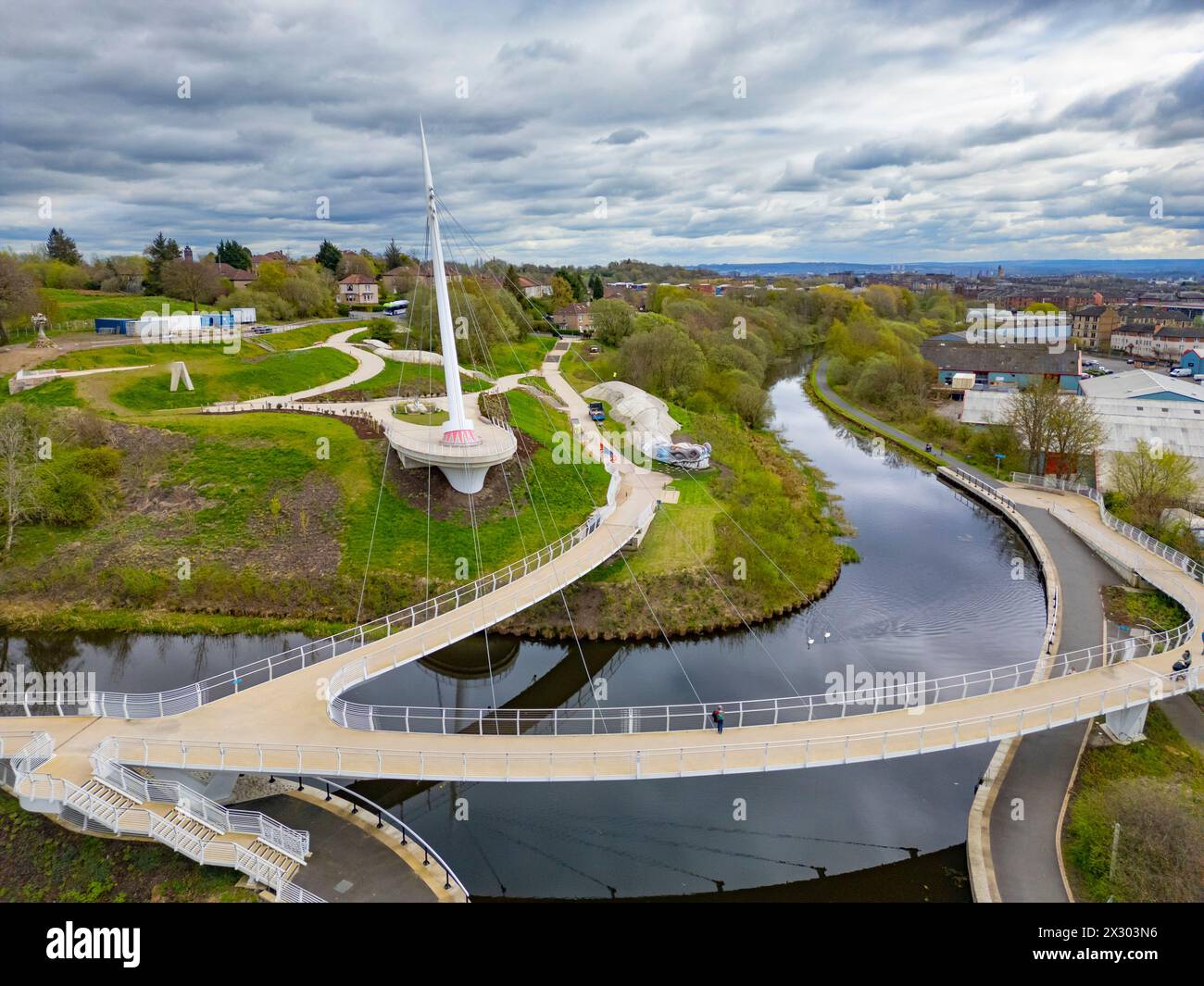 Aus der Vogelperspektive von der Drohne der Stockingfield Bridge über den Forth und Clyde Canal in North Glasgow. Die neue Fußgängerbrücke wird eine wichtige neue Stockfoto