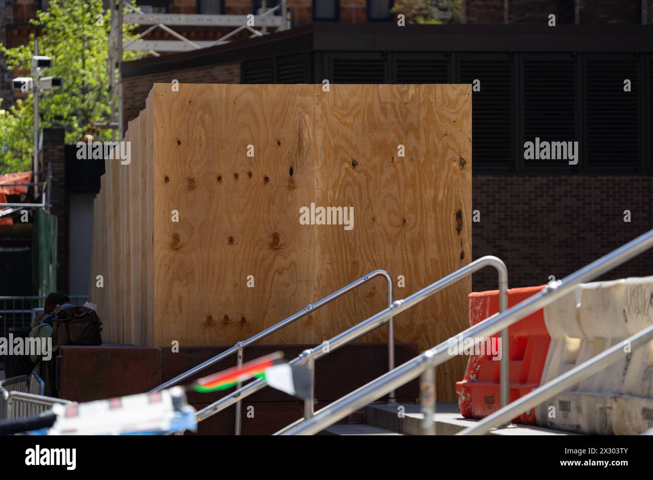 Die New York University bestieg den Eingang zur NYU Stern School of Business, nachdem die Studenten am Tag zuvor ein Lager aufgebaut hatten, das von der Polizei zerstört wurde. New York City, NY. April 2024. (Foto: Steve Sanchez/SIPA USA). Quelle: SIPA USA/Alamy Live News Stockfoto