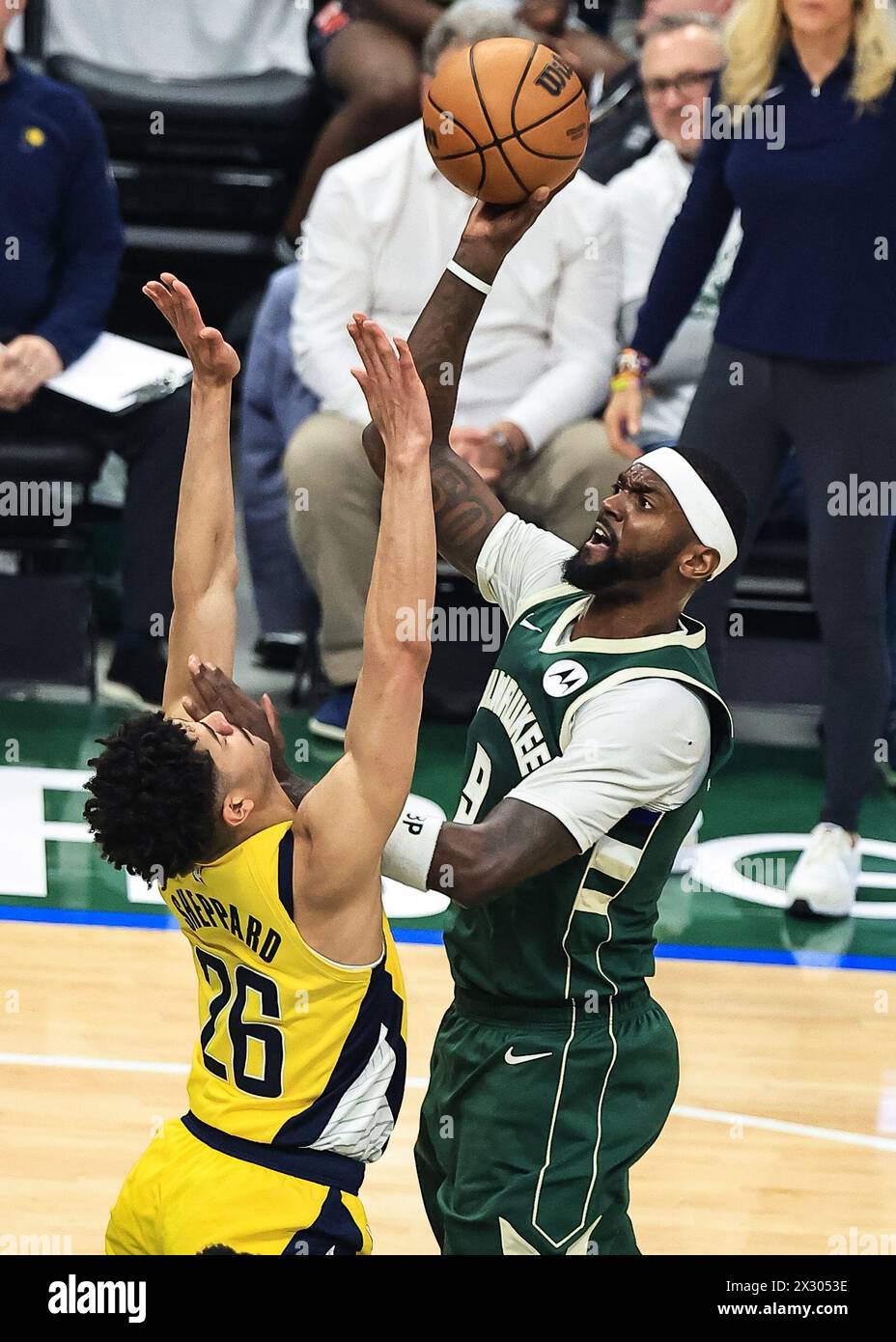 Milwaukee, USA. April 2024. Der Stürmer Bobby Portis (R) von Milwaukee Bucks schießt den Ball während des Play-off-Spiels der NBA zwischen Milwaukee Bucks und Indiana Pacers am 23. April 2024 in Milwaukee, USA. Quelle: Joel Lerner/Xinhua/Alamy Live News Stockfoto