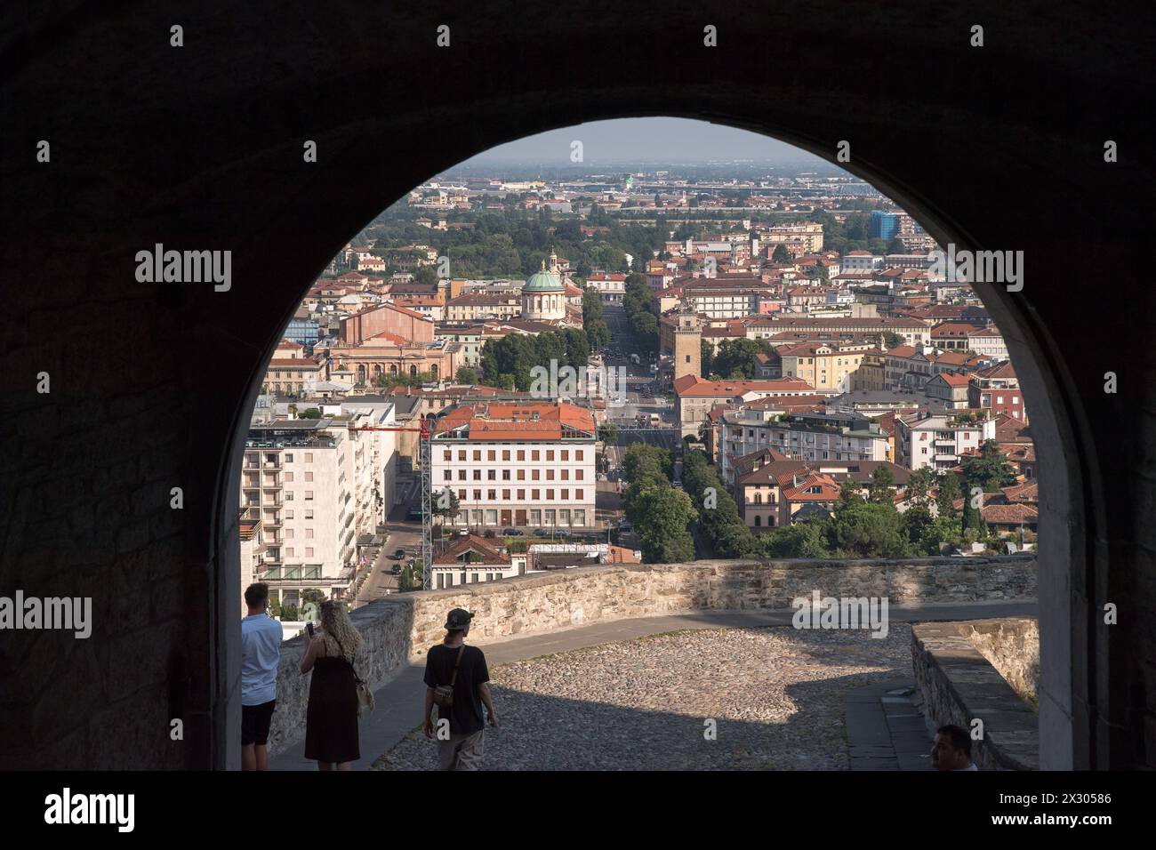 Citta Bassa (Unterstadt) durch Porta San Giacomo (Tor San Giacomo) aus dem 16. Jahrhundert, Teil der Mura veneziane di Bergamo (venezianische Mauern von Berg) Stockfoto