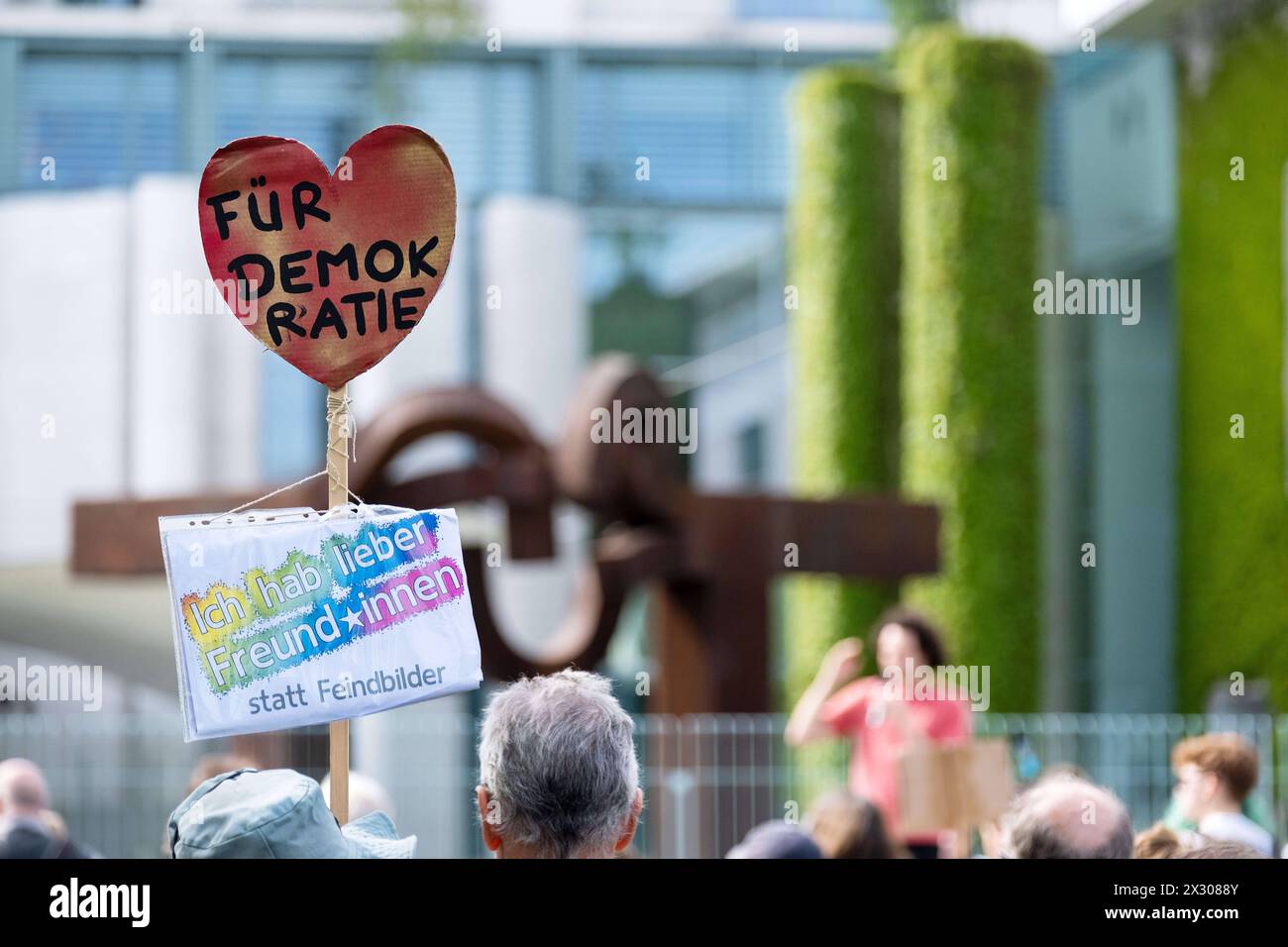 Demonstranten fordern vor dem Berliner Kanzleramt die Aufklärung des Verdachts von Geldzahlungen Russlands an die AfD-Politiker Bystron und Krah. / Demonstranten fordern Untersuchung nach Korruptionsvorwürfen gegen AfD-Politiker Bystron und Krah vor dem Kanzleramt in Berlin. Schnappschuss-Fotografie/K.M.Krause *** Demonstranten vor dem Berliner Kanzleramt fordern Untersuchung nach Korruptionsvorwürfen gegen AfD-Politiker Bystron und Krah vor dem Kanzleramt in Berlin Schnappschuss-Fotografie K M Krause Stockfoto