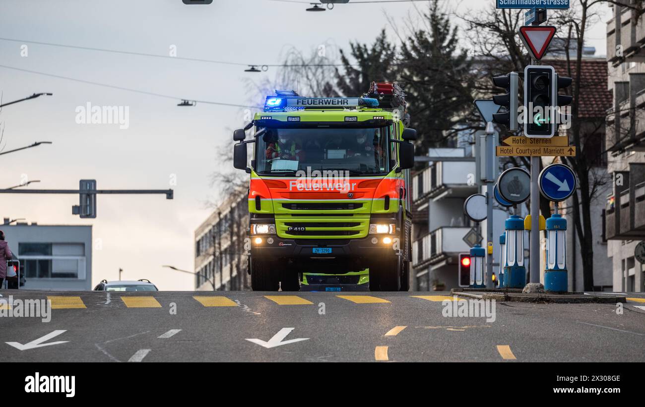 Zürich, Schweiz - 11. Januar 2021: Schutz und Rettung Zürich fährt mit Blaulicht zu einem Einsatz. Erstes Fahrzeug ein Tanklöschtfahrzeug (TLF), zweit Stockfoto