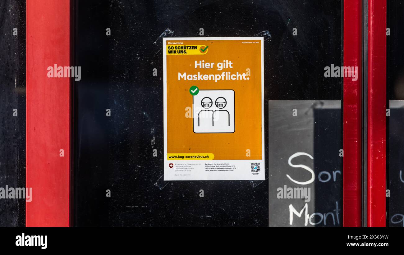 Schaffhausen, Schweiz – 17. Januar 2021: Trotz der 2G-Regelung gilt in Innenräumen die Maskenpflicht. Stockfoto