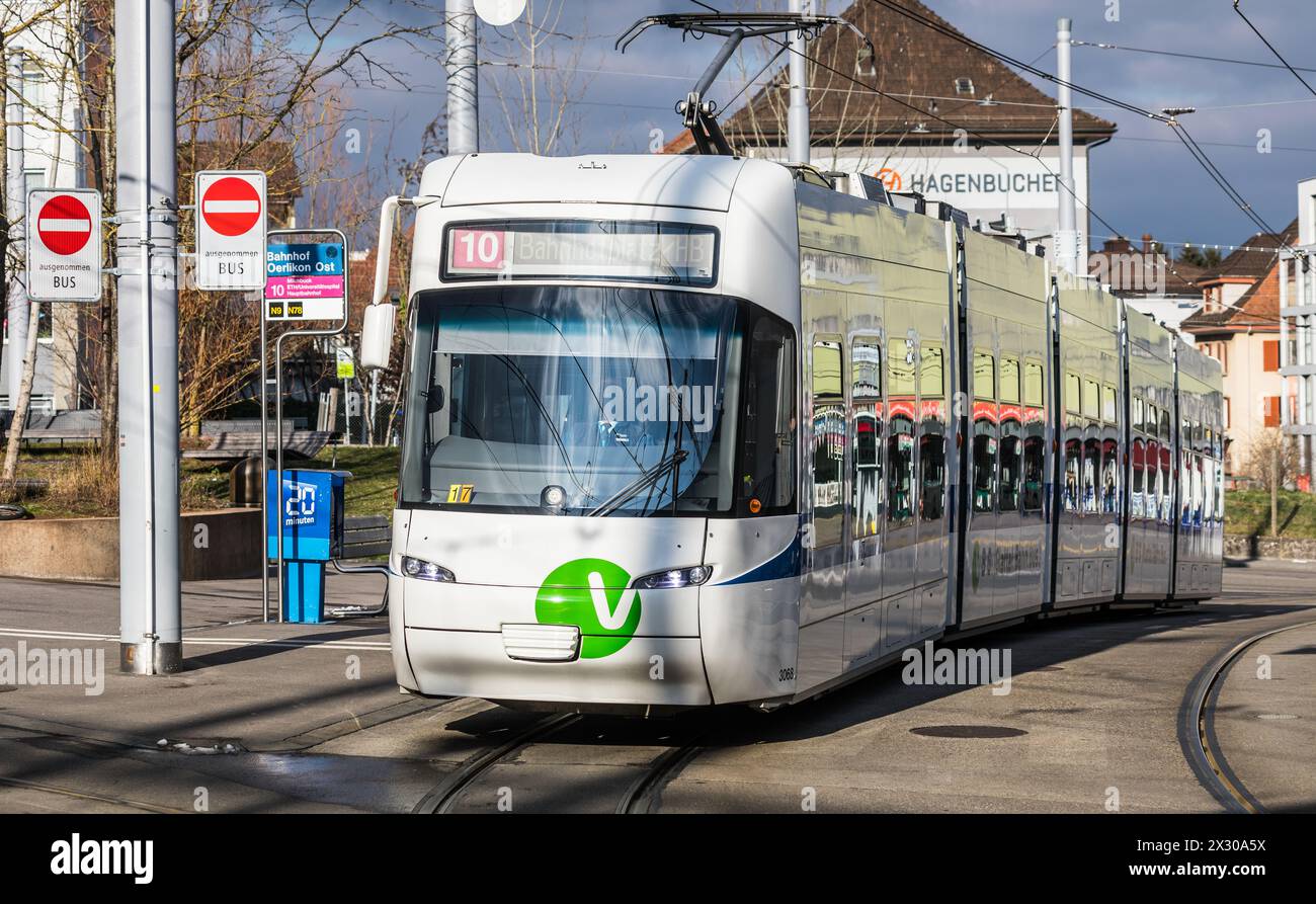 Zürich, Schweiz - 11. Januar 2021: Ein Cobra-Tram der Tramlinie 10, welche vom Fluhgafen bis zum Zürich Hauptbahnhof fährt. Stockfoto