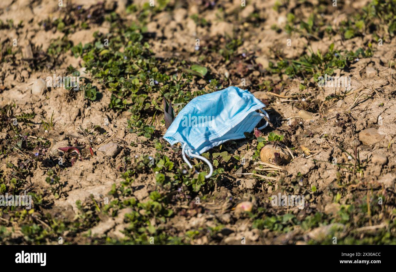 Zürich, Schweiz - 28. Februar 2022: Eine Maske wurde in einem Agrarfeld geworfen. Stockfoto