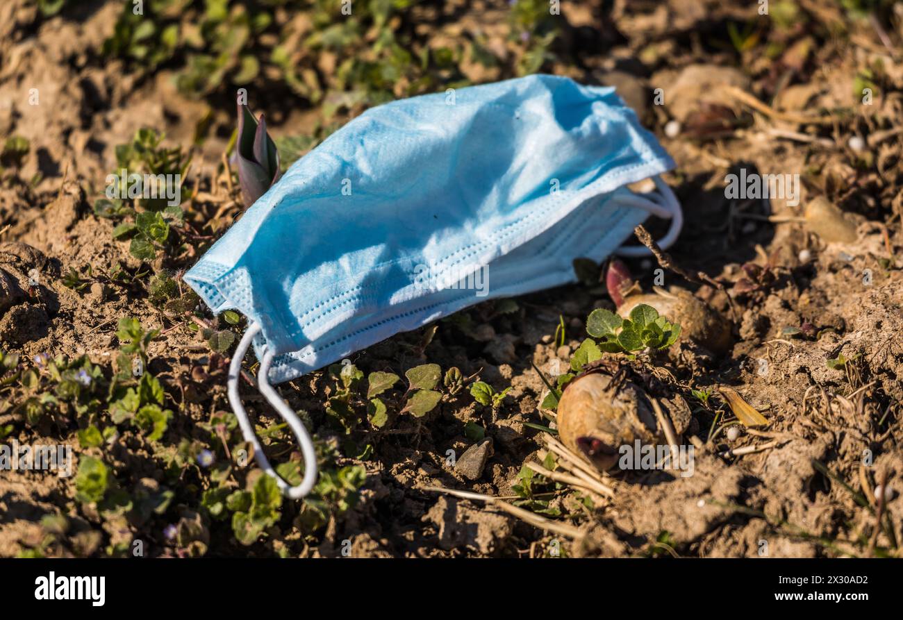 Zürich, Schweiz - 28. Februar 2022: Eine Maske wurde in einem Agrarfeld geworfen. Stockfoto