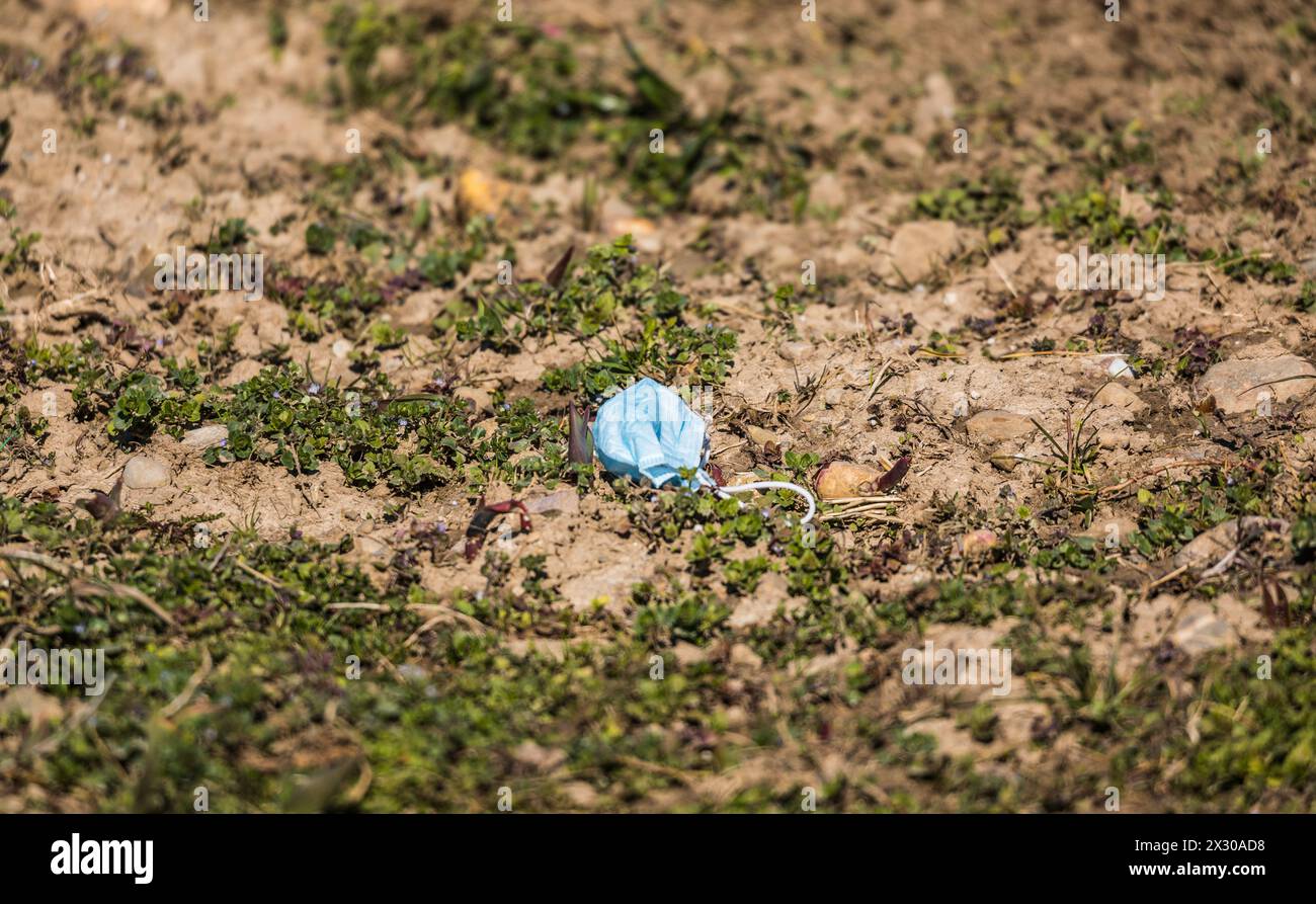 Zürich, Schweiz - 28. Februar 2022: Eine Maske wurde in einem Agrarfeld geworfen. Stockfoto