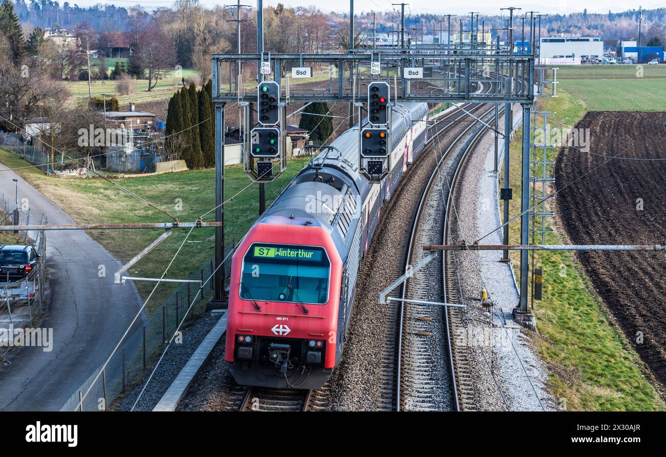 Bassersdorf, Schweiz - 23. Januar 2021: Eine Zürcher S-Bahn der Linie S7 fährt auf der Strecke von Kloten in Richtung Bassersdorf. Zielbahnhof ist Win Stockfoto