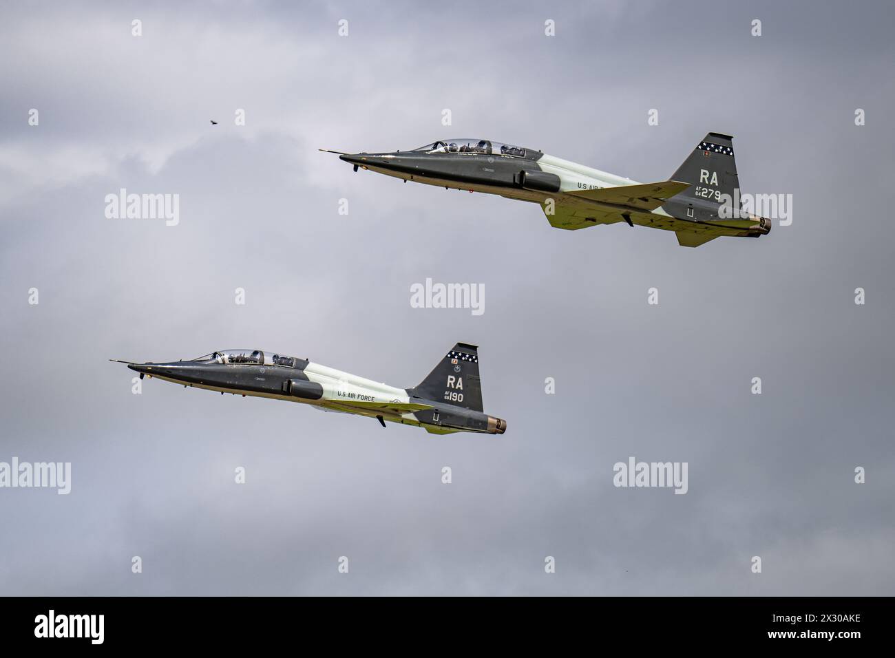 Die Piloten der US Air Force, die der 560th Flying Training Squadron zugeteilt wurden, fliegen T-38 Krallen mit dem pensionierten Kapitän Ralph Galati, einem ehemaligen Kriegsgefangenen Dura Stockfoto