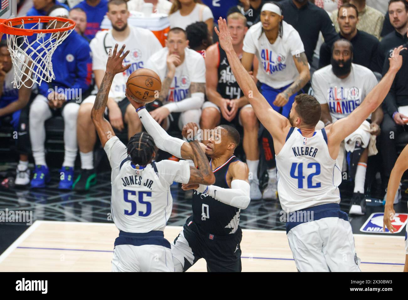 Los Angeles, Usa. April 2024. Los Angeles Clippers' Russell Westbrook (C) geht in den Korb zwischen Derrick Jones Jr. von Dallas Mavericks (L) und Maxi Kleber (R) während einer NBA-Basketball-Playoffs Runde eins Spiels 2 in der Crypto.com Arena. Endergebnis: Mavericks 96:93 Clippers (Foto: Ringo Chiu/SOPA Images/SIPA USA) Credit: SIPA USA/Alamy Live News Stockfoto