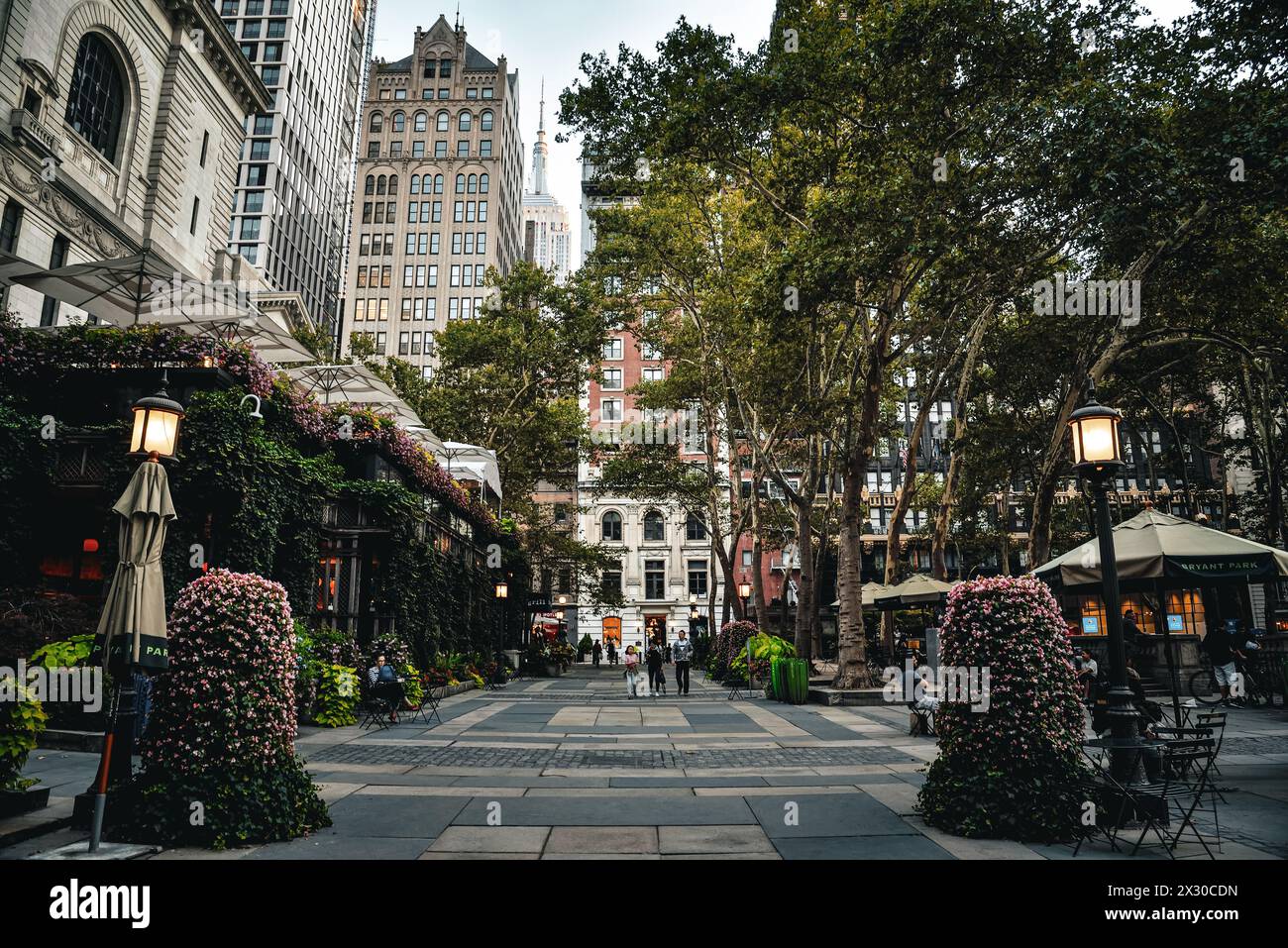 Bryant Park Terrace Garden vom Eingang an der West 42nd Street - Manhattan, New York City Stockfoto