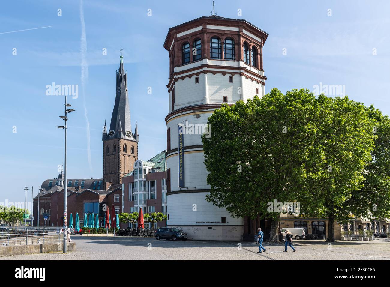 Düsseldorf, Deutschland - 1. Juni 2023: St. Lambertuskirche und Schlossturm in der Düsseldorfer Altstadt in Nordrhein-Westfalen Stockfoto