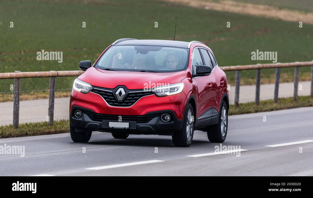 Zürich, Schweiz - 25. Januar 2022: Ein roter Renault Kadjar fährt auf einer Straße ausserorts im Zürcher Unterland. Stockfoto