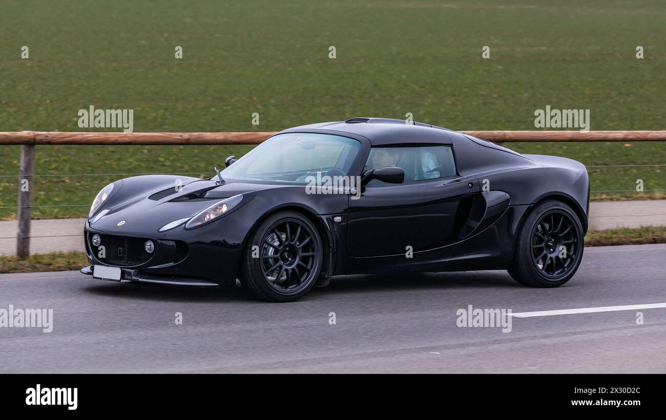 Zürich, Schweiz - 25. Januar 2022: Ein schwarzer Lotus Exige S auf einer Straße ausserorts im Kanton Zürich. Stockfoto