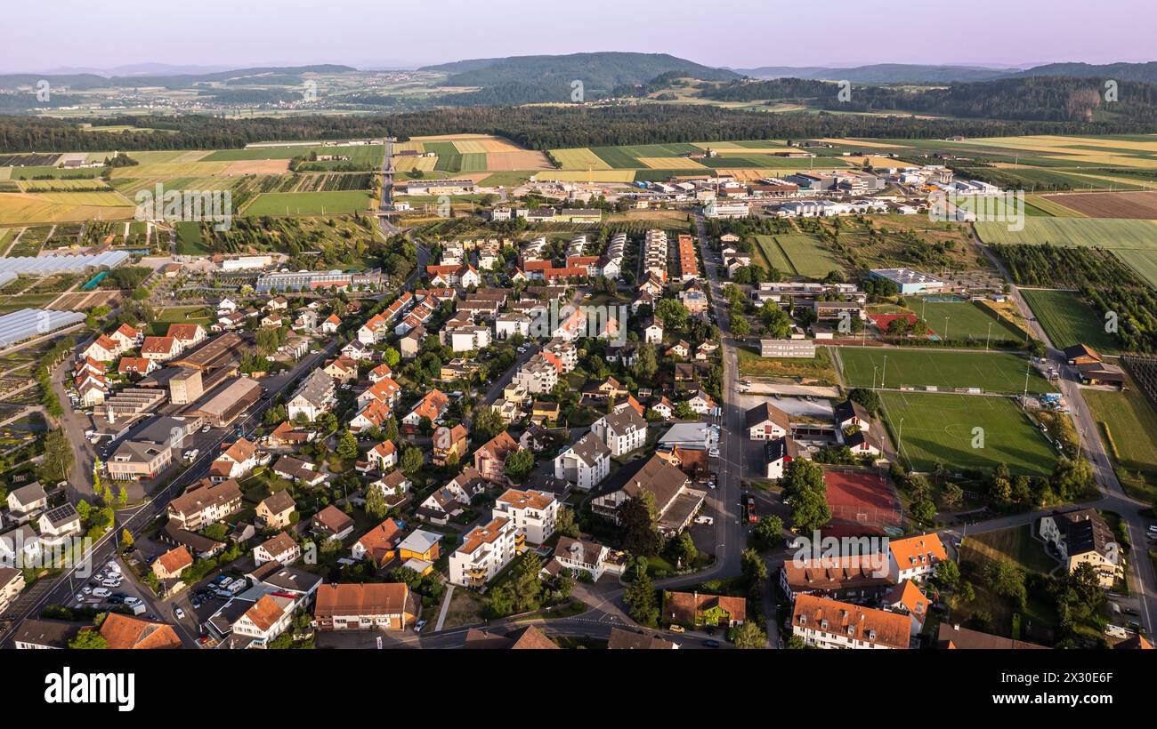 Die Gemeinde Rafz unmittelbar an der Grenze zu Deutschland ist in den Vergangenheit stark gewachsen. (Rafz, Schweiz, 18.06.2022) Stockfoto