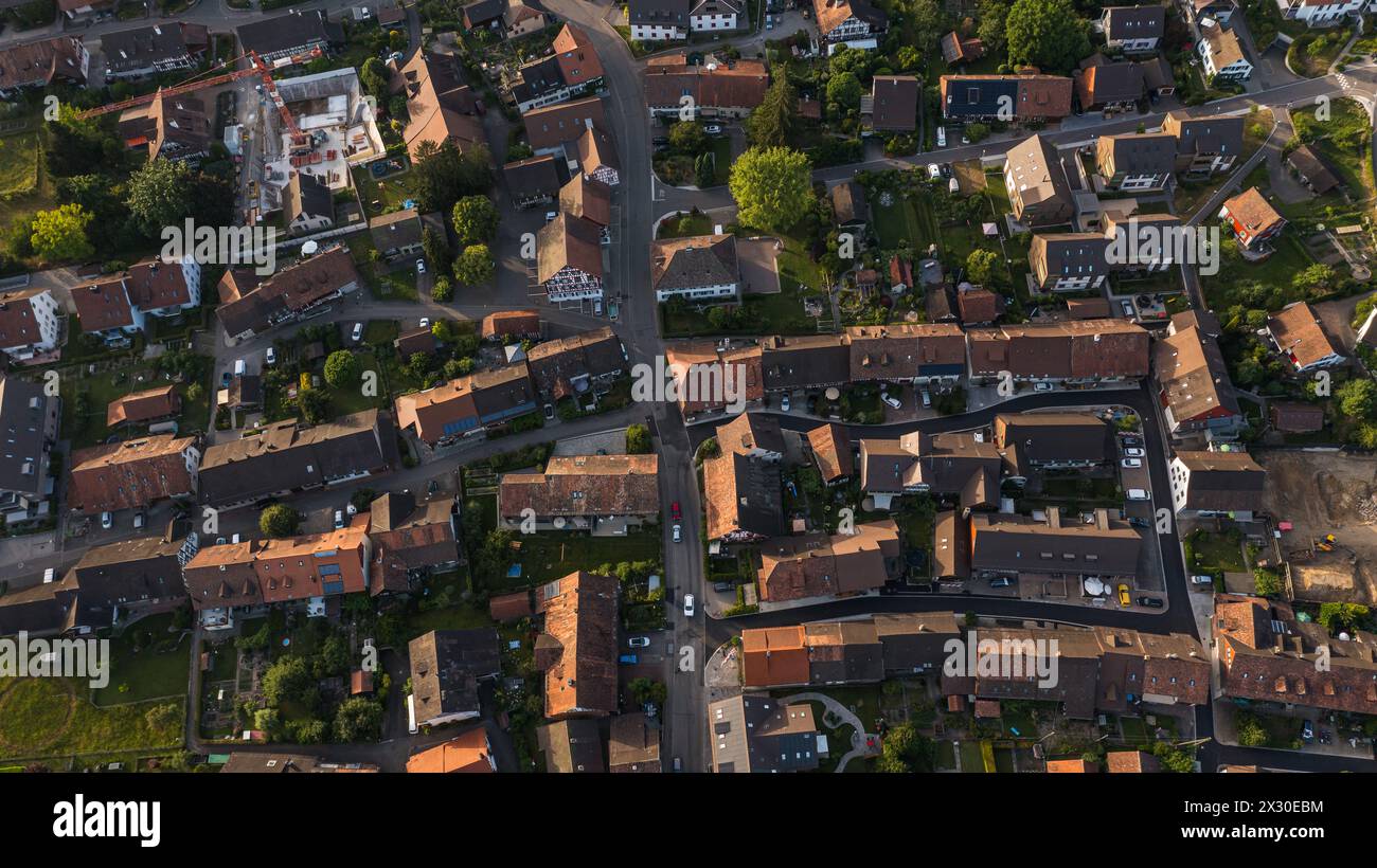 Die Gemeinde Rafz unmittelbar an der Grenze zu Deutschland ist in den Vergangenheit stark gewachsen. (Rafz, Schweiz, 18.06.2022) Stockfoto