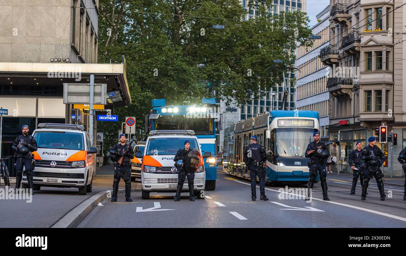 Zürich, Schweiz - 15. Mai 2022: In Zürich demonstrierten nach dem Ja zur Übernahme der EU-Verordnung über die Europäische Grenz- und Küstenwache (fron Stockfoto