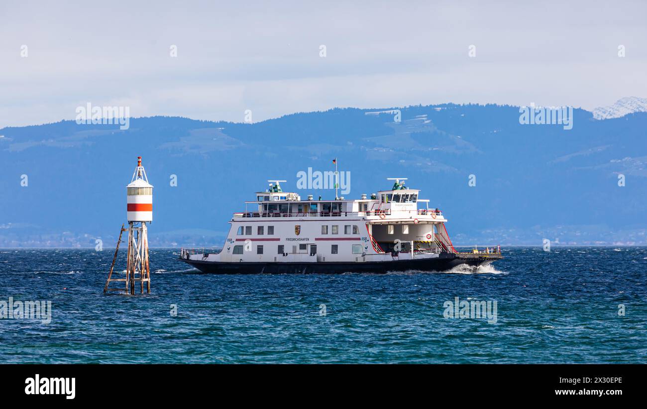 Romanshorn, Schweiz - 20. Februar 2022: Die Motorfähre Friedrichshafen kämpft sich durch den stürmischen Bodensee. Die Fähre verbindet die deutsche St Stockfoto