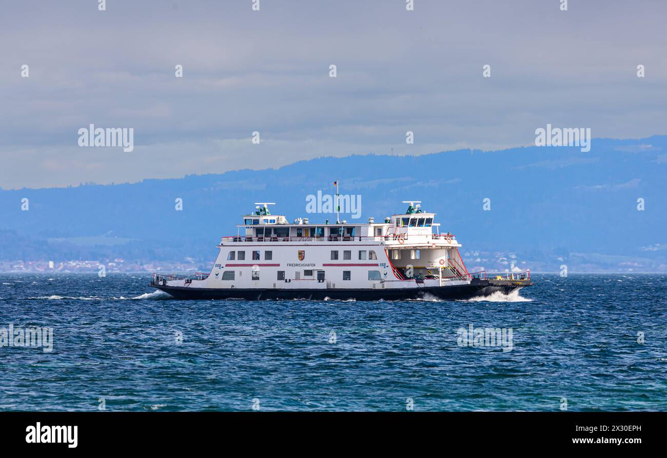 Romanshorn, Schweiz - 20. Februar 2022: Die Motorfähre Friedrichshafen kämpft sich durch den stürmischen Bodensee. Die Fähre verbindet die deutsche St Stockfoto
