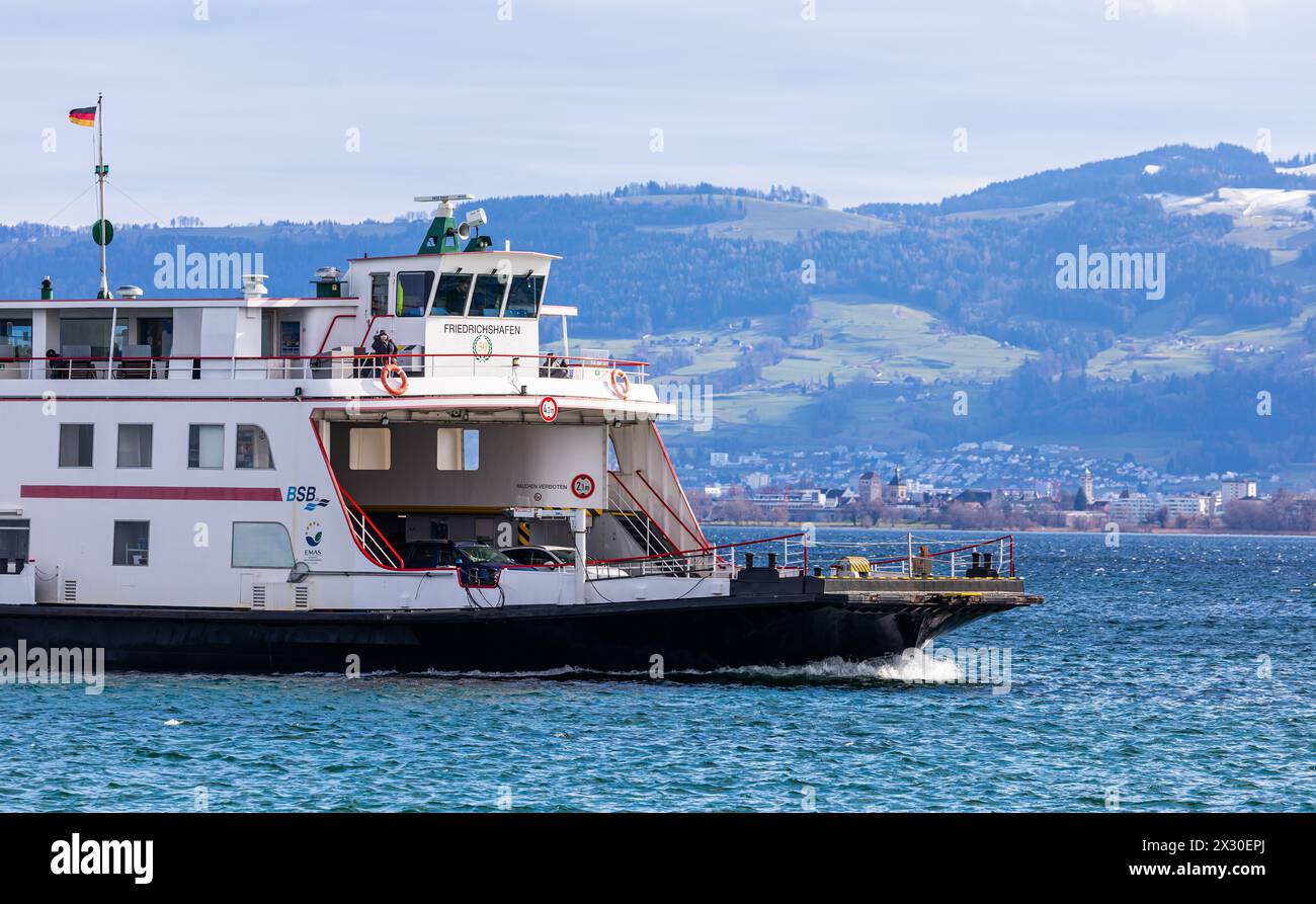Romanshorn, Schweiz - 20. Februar 2022: Die Motorfähre Friedrichshafen kämpft sich durch den stürmischen Bodensee. Die Fähre verbindet die deutsche St Stockfoto