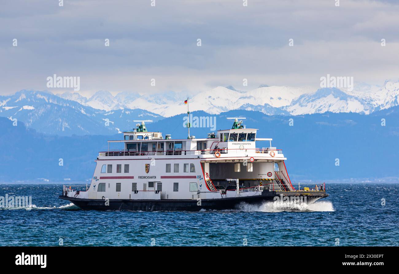 Romanshorn, Schweiz - 20. Februar 2022: Die Motorfähre Friedrichshafen kämpft sich durch den stürmischen Bodensee. Die Fähre verbindet die deutsche St Stockfoto