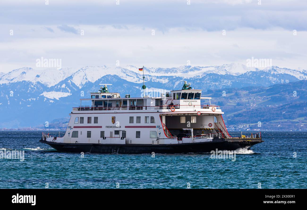 Romanshorn, Schweiz - 20. Februar 2022: Die Motorfähre Friedrichshafen kämpft sich durch den stürmischen Bodensee. Die Fähre verbindet die deutsche St Stockfoto