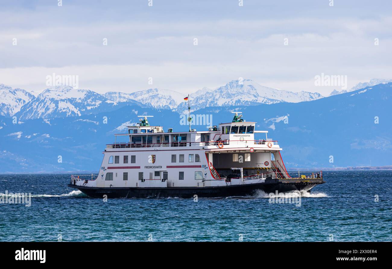 Romanshorn, Schweiz - 20. Februar 2022: Die Motorfähre Friedrichshafen kämpft sich durch den stürmischen Bodensee. Die Fähre verbindet die deutsche St Stockfoto