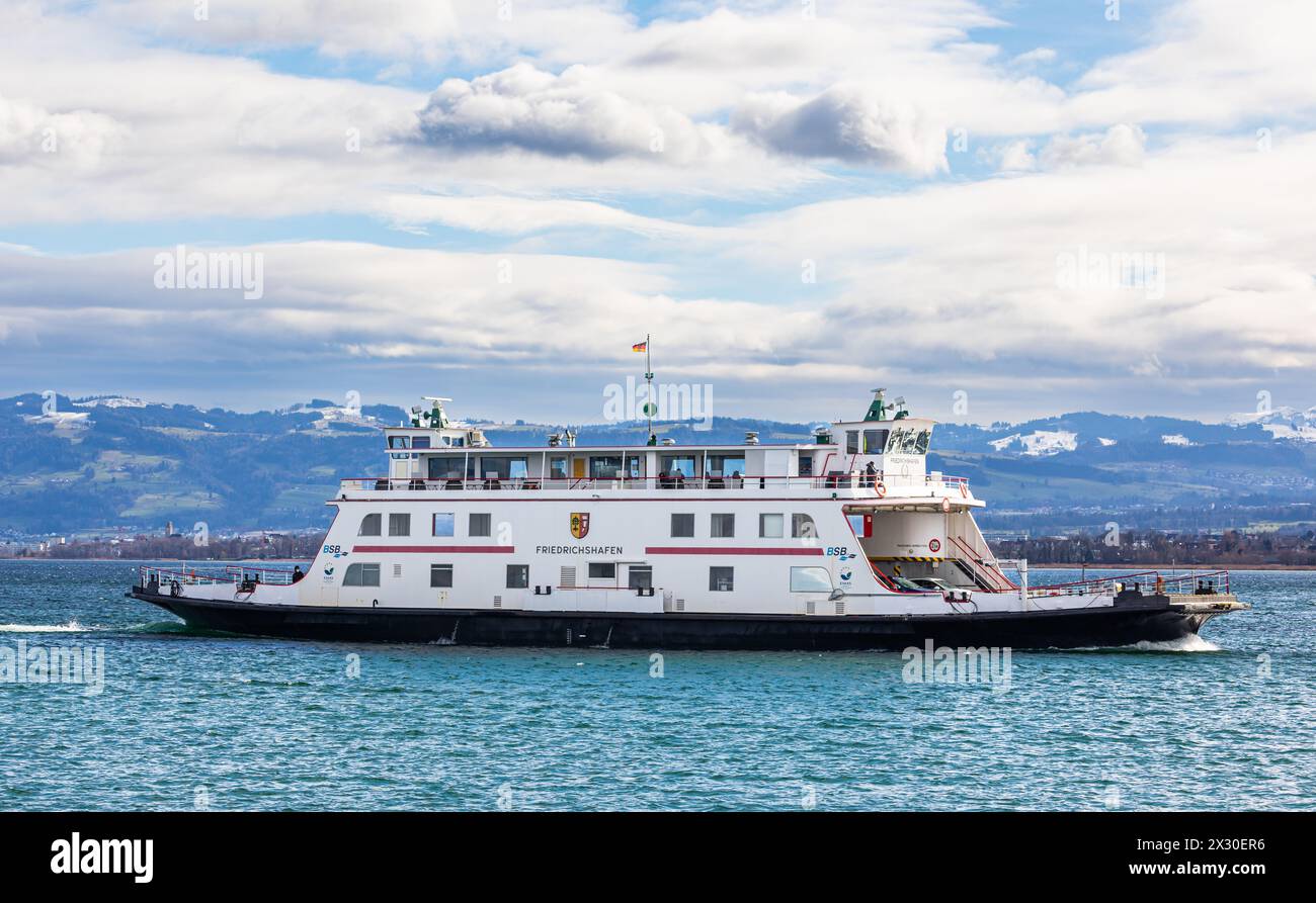 Romanshorn, Schweiz - 20. Februar 2022: Die Motorfähre Friedrichshafen kämpft sich durch den stürmischen Bodensee. Die Fähre verbindet die deutsche St Stockfoto