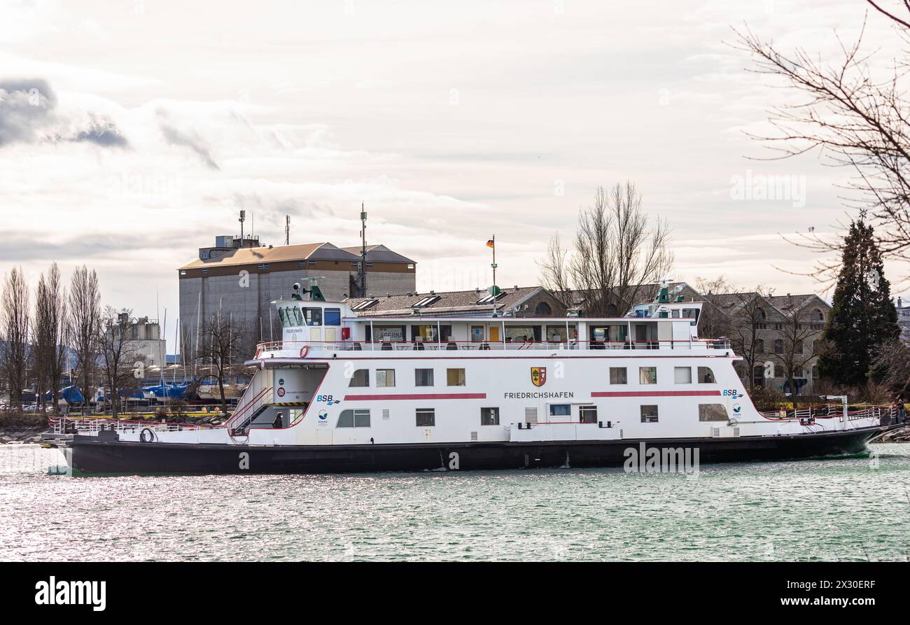 Romanshorn, Schweiz - 20. Februar 2022: Die Motorfähre Friedrichshafen kämpft sich durch den stürmischen Bodensee. Die Fähre verbindet die deutsche St Stockfoto
