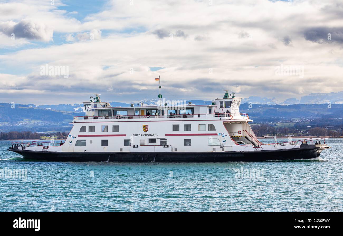 Romanshorn, Schweiz - 20. Februar 2022: Die Motorfähre Friedrichshafen kämpft sich durch den stürmischen Bodensee. Die Fähre verbindet die deutsche St Stockfoto