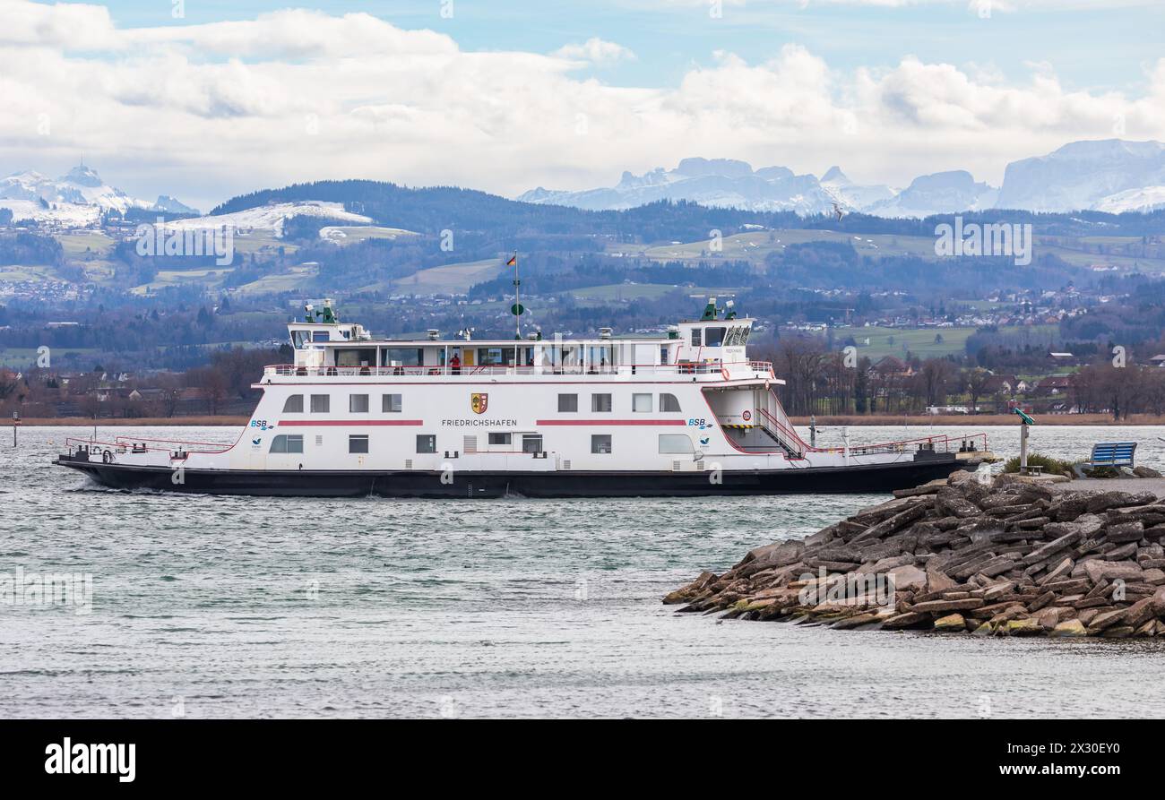 Die Autofähre Friedrichshafen läuft aus dem Hafen Romanshorn aus. Vor ihr liegt der zunehmende stürmische Bodensee. Zielziel ist die deutsche S Stockfoto