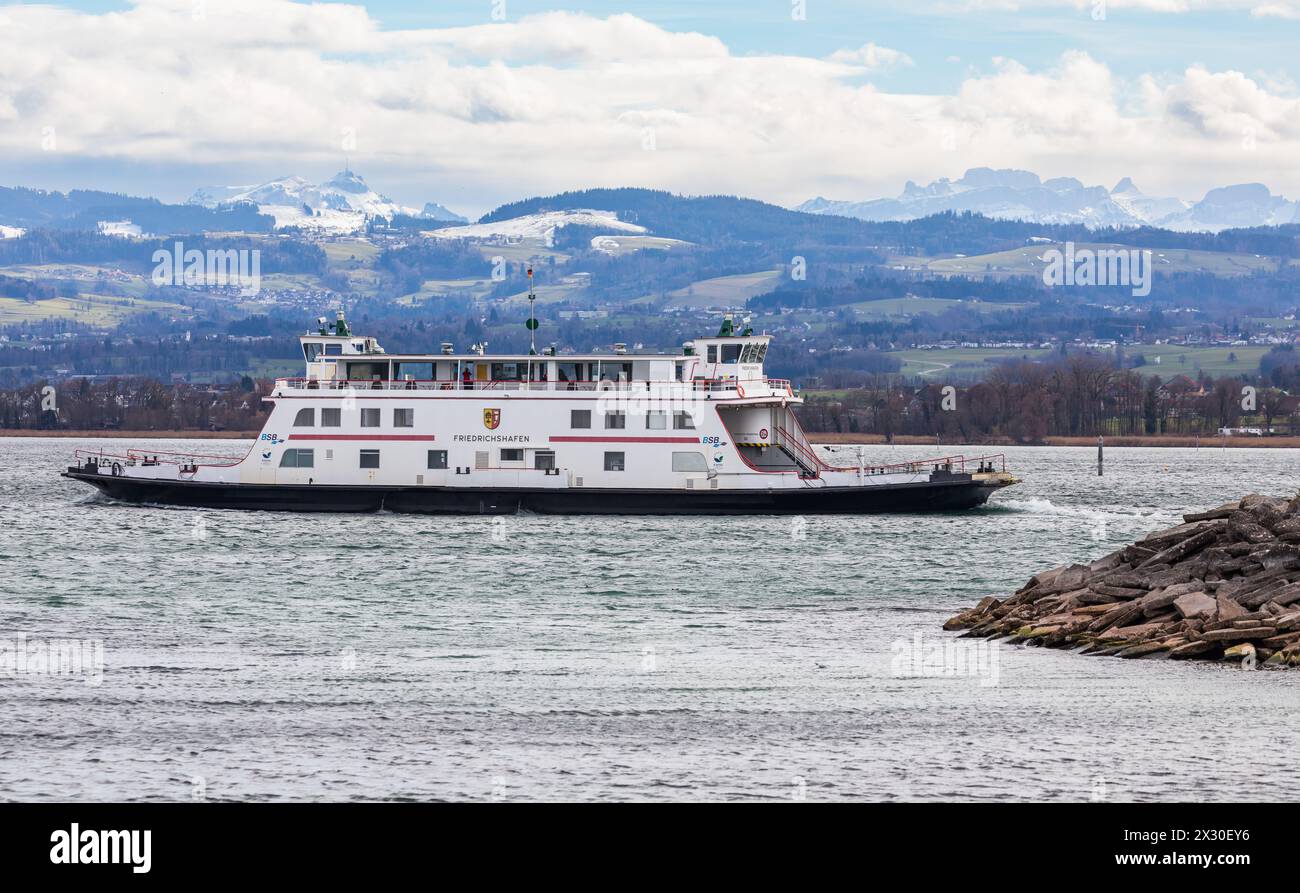 Die Autofähre Friedrichshafen läuft aus dem Hafen Romanshorn aus. Vor ihr liegt der zunehmende stürmische Bodensee. Zielziel ist die deutsche S Stockfoto