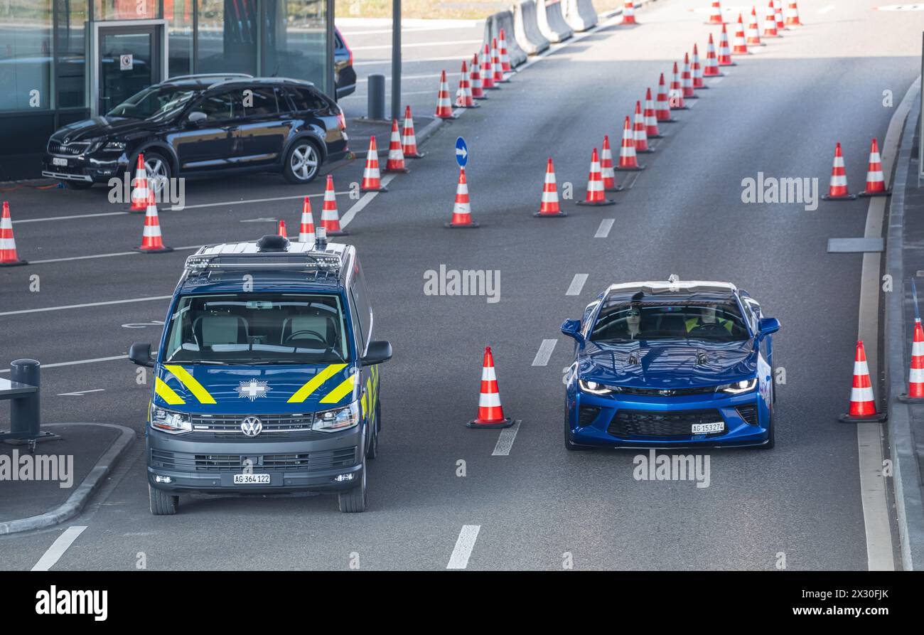 Einige Personen reisen mit dem Auto in die Schweiz ein. Ein Patrouillenfahrzeug der Grenzwache steht an der Grenzübergangsstelle. (Rheinfelden, Schwei Stockfoto