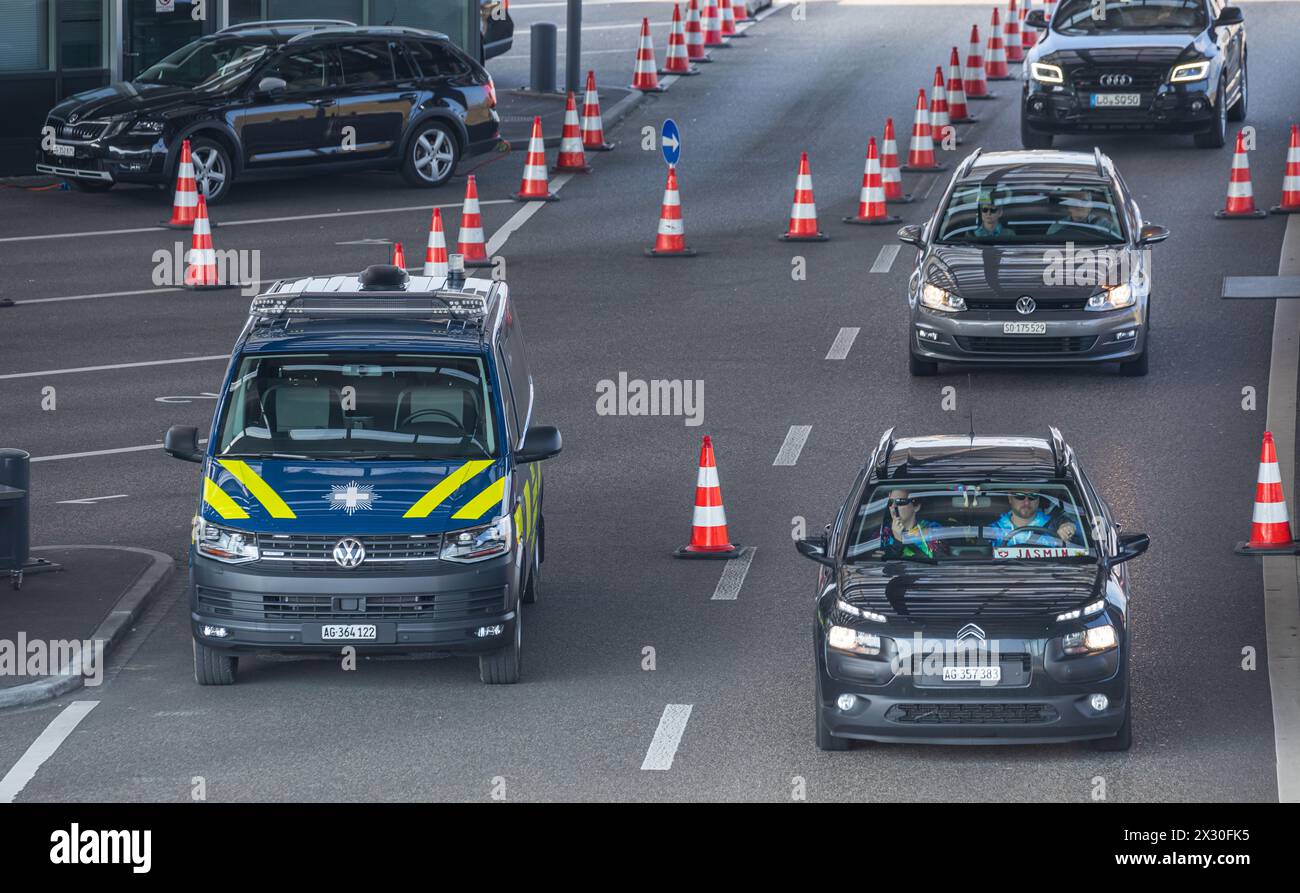 Einige Personen reisen mit dem Auto in die Schweiz ein. Ein Patrouillenfahrzeug der Grenzwache steht an der Grenzübergangsstelle. (Rheinfelden, Schwei Stockfoto