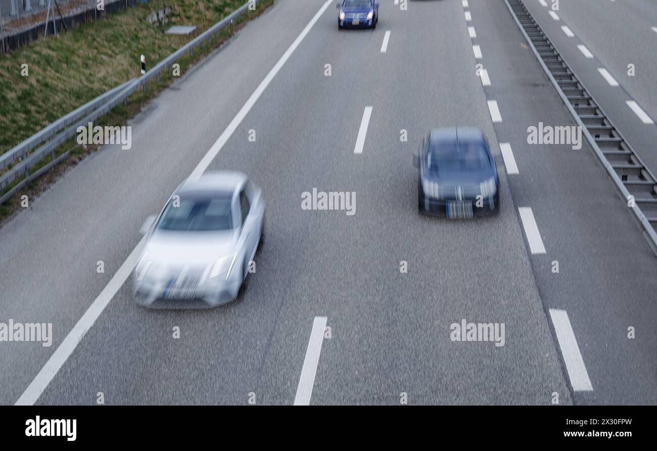 100 km pro Stunde fahren Sie die Autos auf der Autobahn A3 in Richtung Basel. (Kaiseraugst, Schweiz, 06.03.2022) Stockfoto