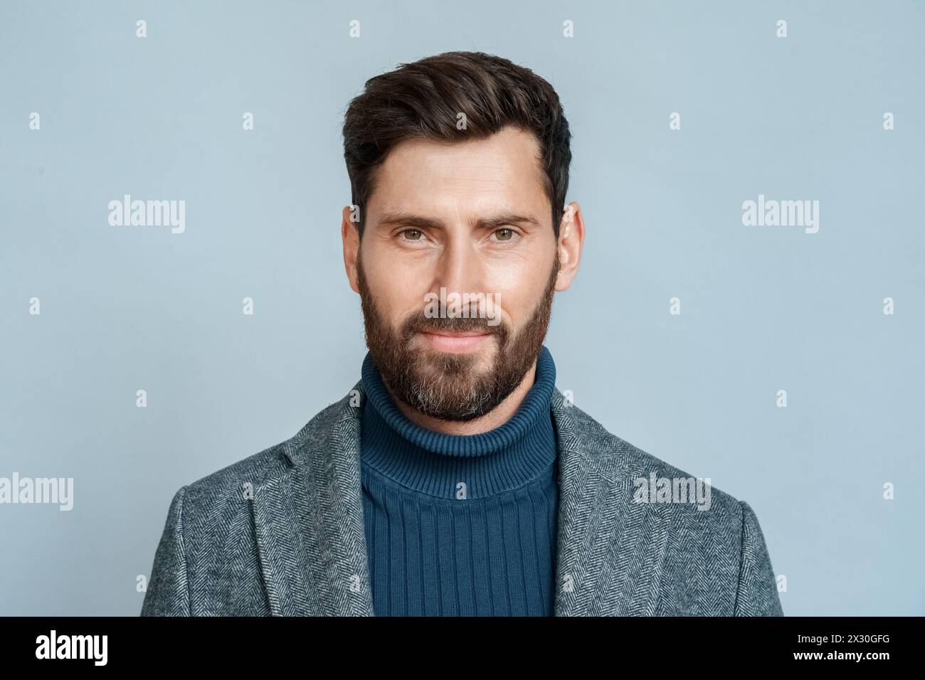 Erfolgreicher kaukasischer Geschäftsmann Unternehmer Headshot Porträt auf blau Stockfoto