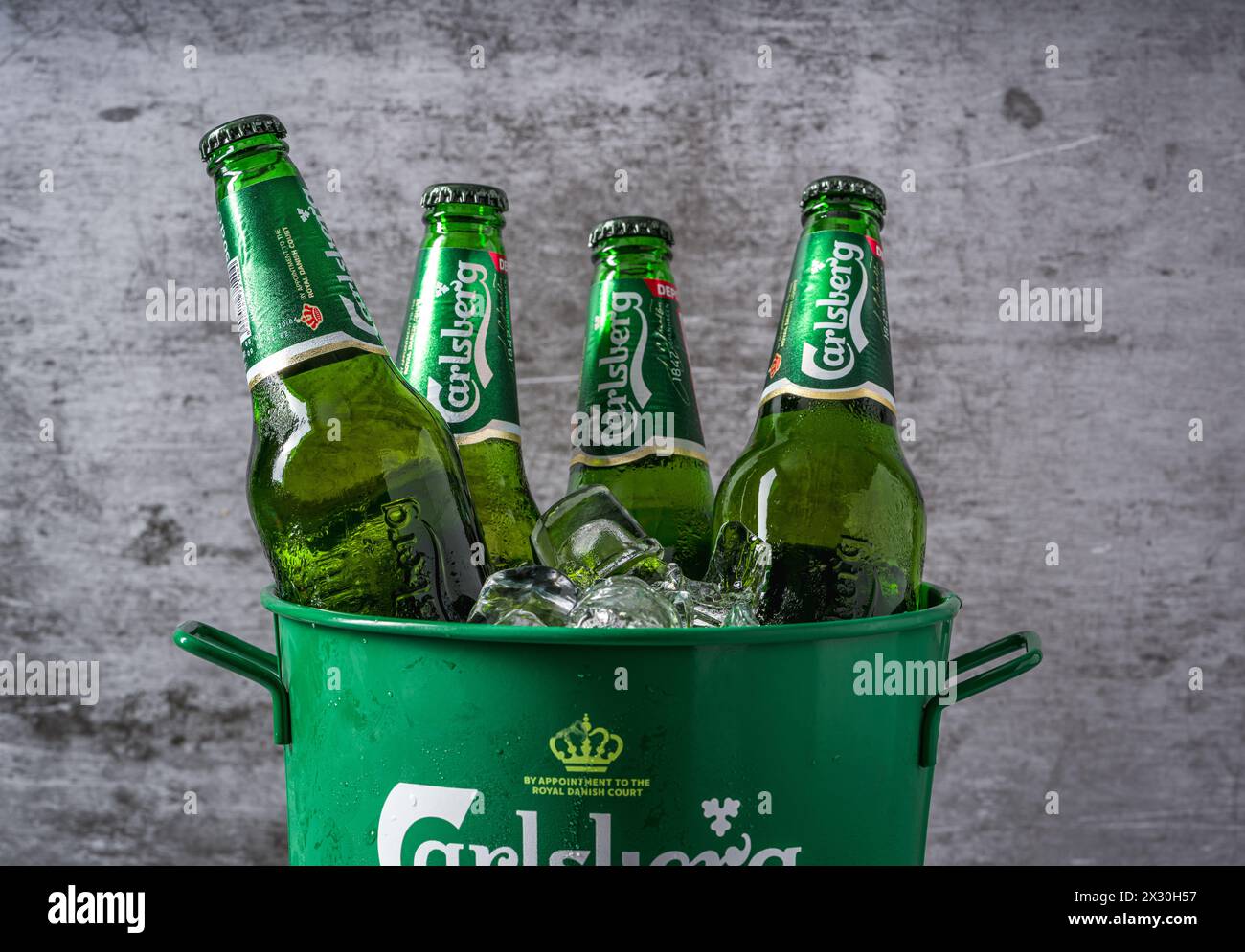 Antalya, Türkei – 4. April 2024: Carlsberg-Bierflaschen im Eimer mit Eis Stockfoto