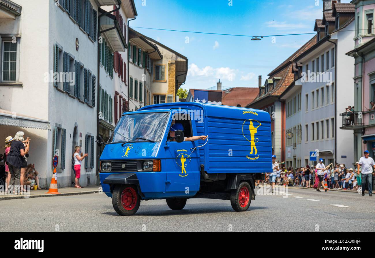 Die Chlauschlöpfer Lenzburg sorgen für Peitschengeräusche in der Bad Zurzacher Altstadt. (Bad Zurzach, Schweiz, 12.06.2022) Stockfoto