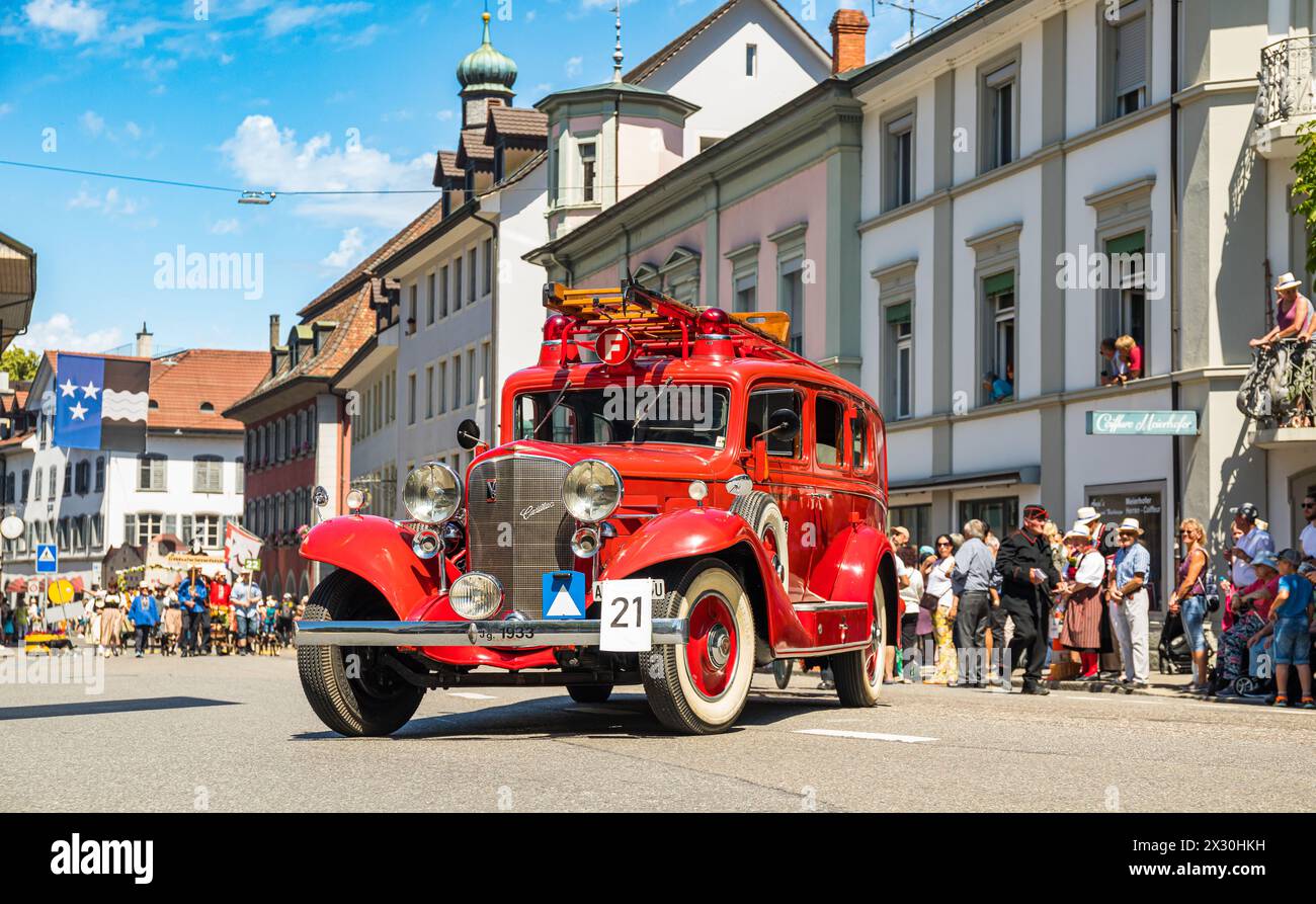 Mitglieder des Museums für Feuerwehr, Handwerk und Landwirtschaft in Endingen sind mit einem Cadillac, Baujahr 1933 am Festumzug präsent. (Bad Zurzach, Stockfoto