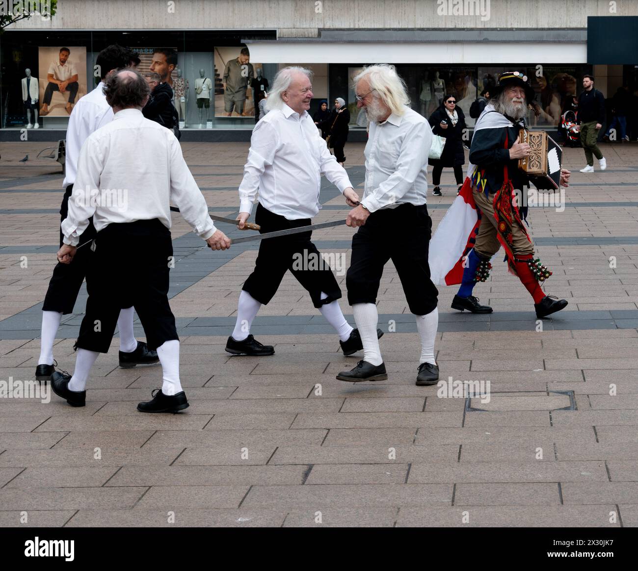 Morris-Tänzer machen einen Schwerttanz, Coventry, Großbritannien Stockfoto