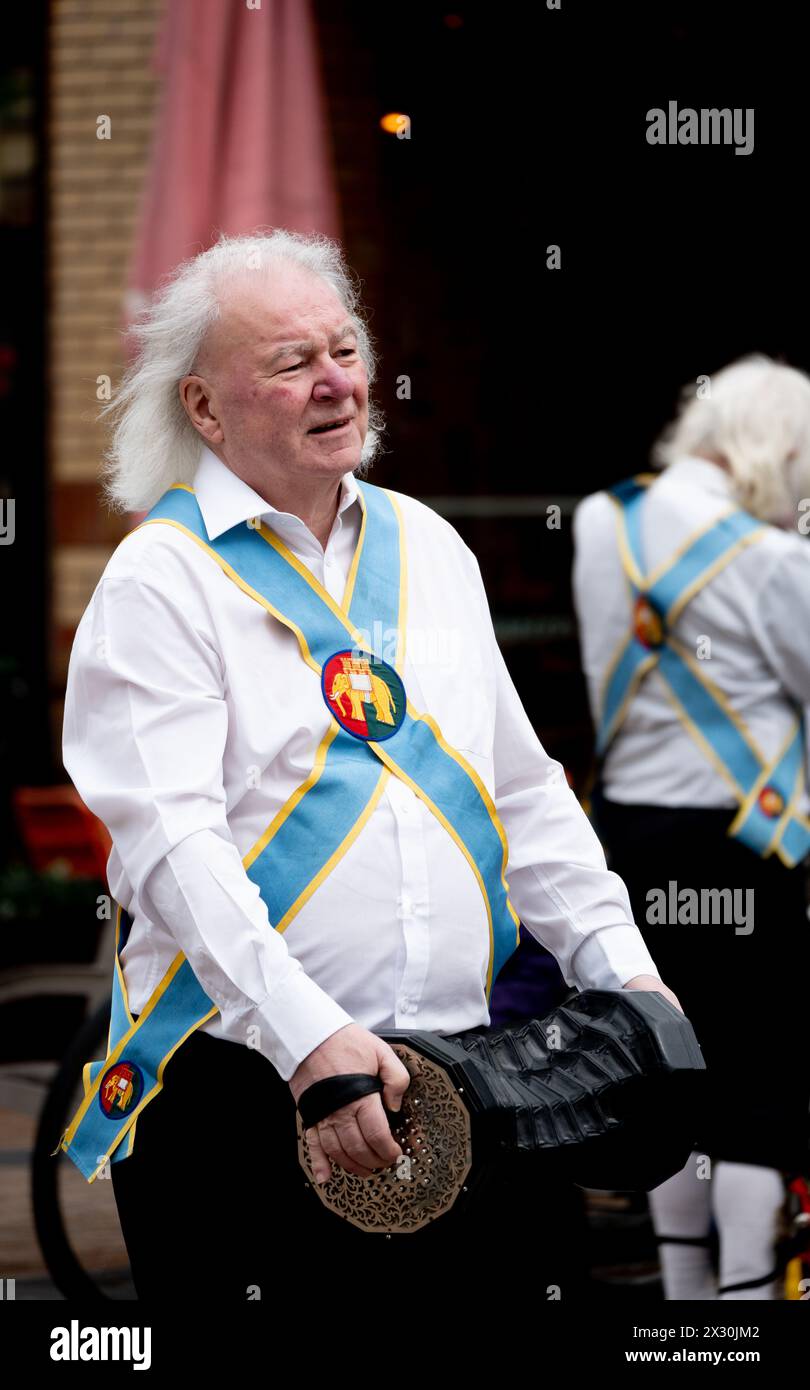 Morris Tanzmusiker spielt eine Cencertina, Coventry, Großbritannien Stockfoto