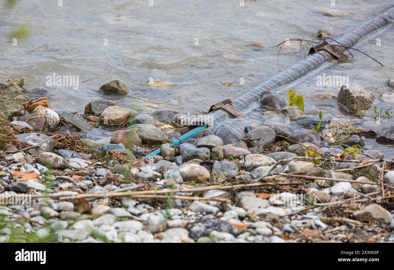 Aufgrund des niedrigen Wasserstandes am Bodensee kommen sogar Starkstromkabel zum vorshein (Kreuzlingen, Schweiz, 08.05.2022) Stockfoto