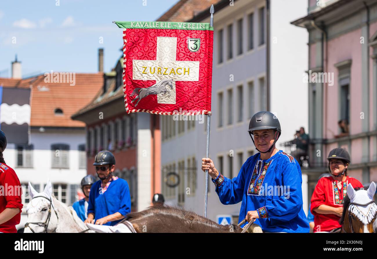 Der Kavallerie-Verein von Bad Zurzach kommt traditionsgemäss mit dem Pferd. (Bad Zurzach, Schweiz, 12.06.2022) Stockfoto